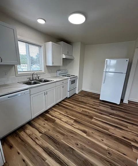 3240 Knox Butte Ave NE — Photo 2