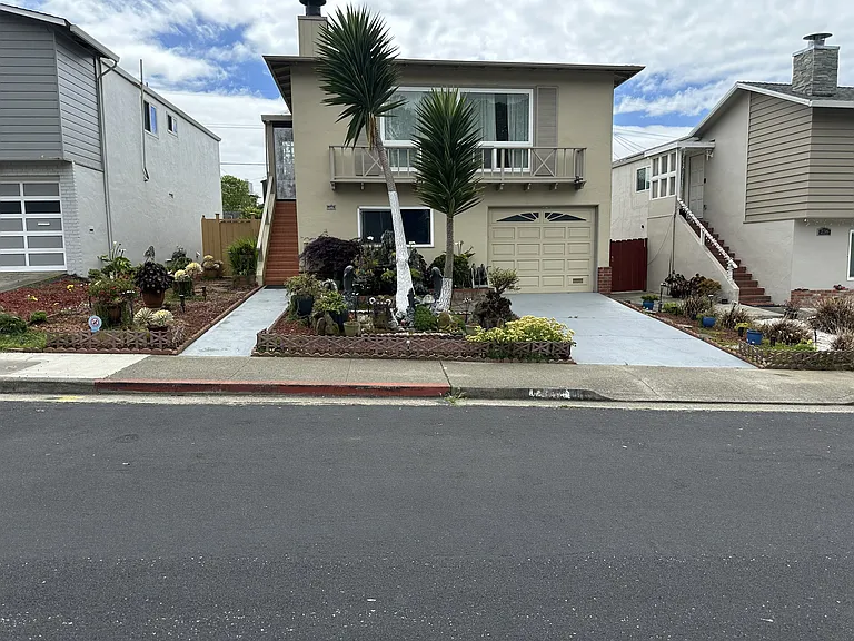 240 Catalina Ave — Photo 1