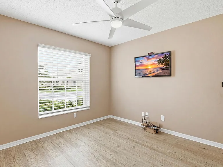 9363 Bridgeport Dr — Photo 22