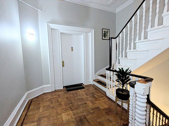 4th image of 212 W 71st St #4C