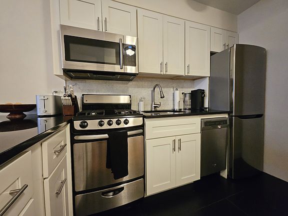 4th image of 1378 Lexington Ave Unit 3H