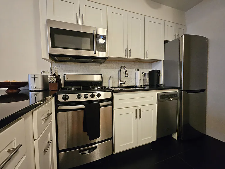 1378 Lexington Ave #3H — Photo 4