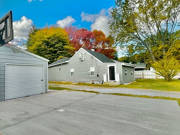 3rd image of 1932 Cole Dr