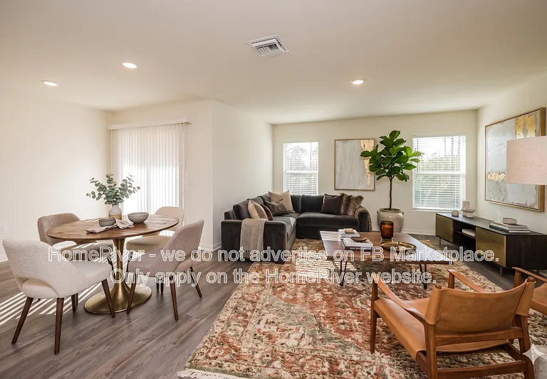 4748 NW 39th Pl — Photo 2
