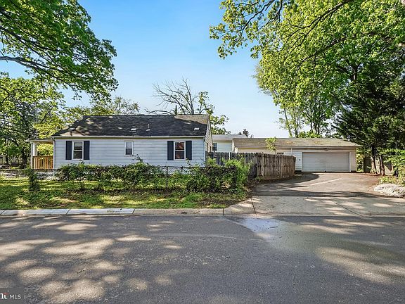 4th image of 102 N Horners Ln