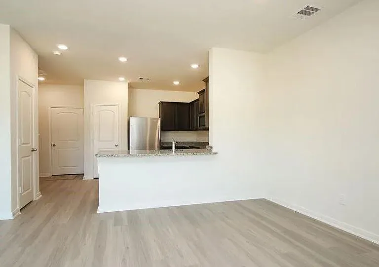 549 Bains St — Photo 6