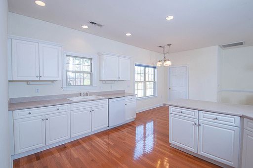 4th image of 902 Cedar Croft Ct