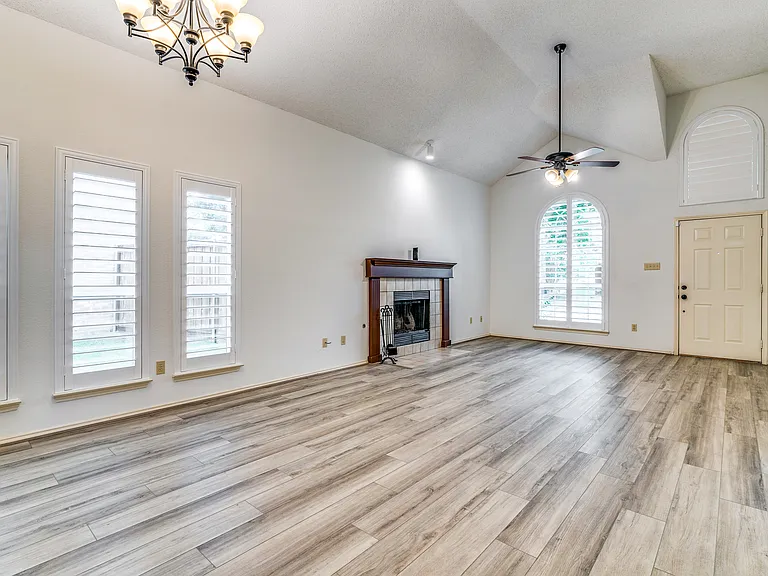 524 Raintree Cir — Photo 5