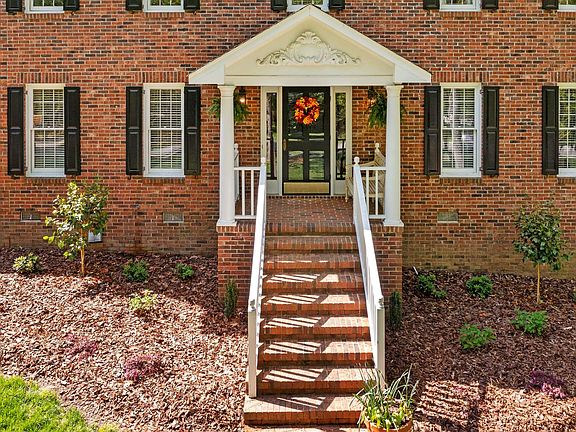 3rd image of 4302 Oakmoor Dr