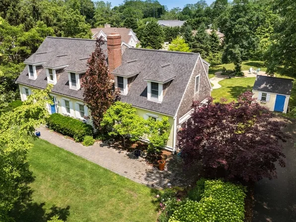 10 Westmoreland Dr, Falmouth, MA 02540