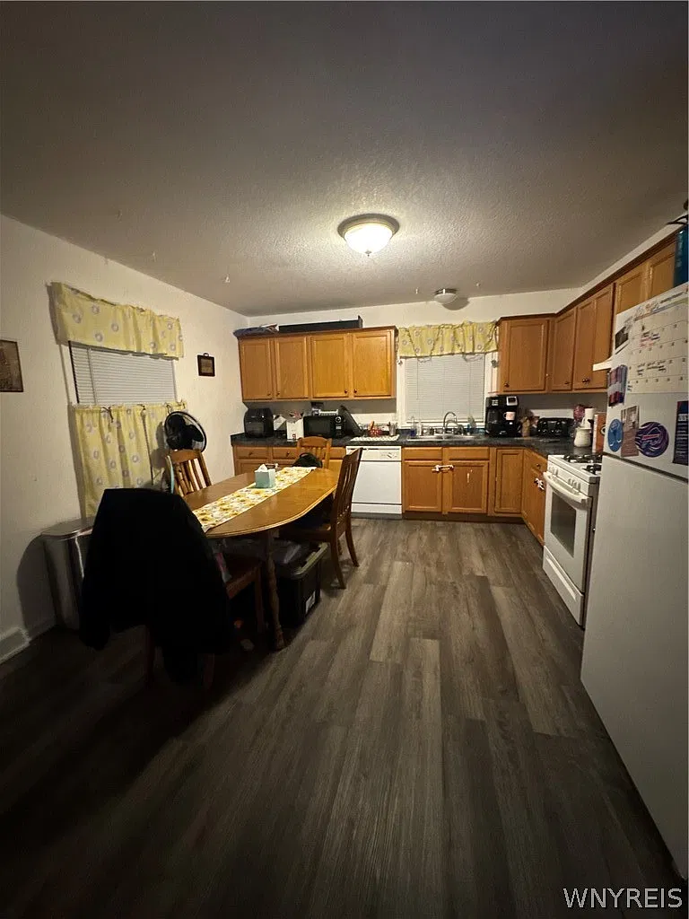 3 bed, 1.5 bath, 2404 sqft, $1,800 — Photo 4
