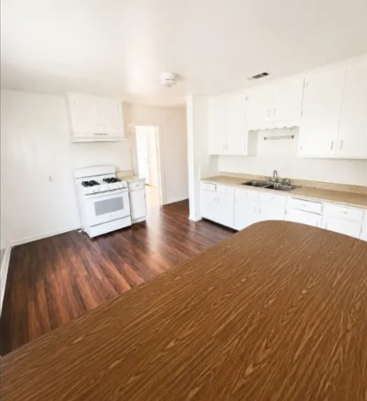 3255 Waverly St — Photo 3