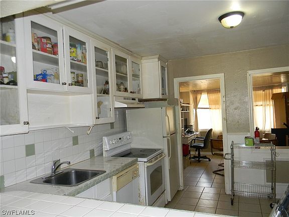3rd image of 2266-2268 Katherine St