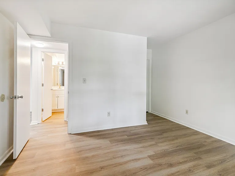 Amhurst III Apartments — Photo 16