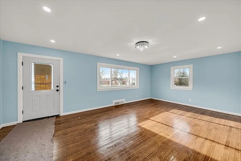 3 bed, 1.5 bath, 1616 sqft, $2,400 — Photo 4
