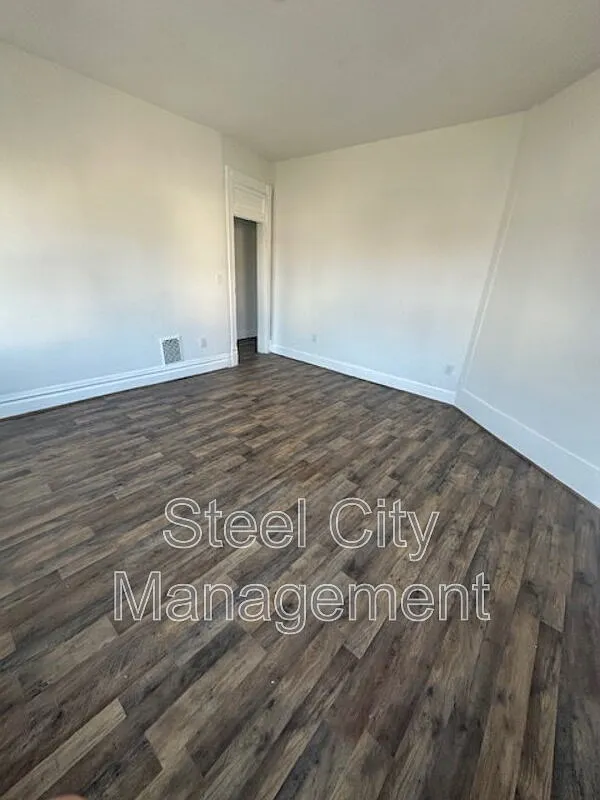 3 bed, 1.0 bath, 900 sqft, $1,450 — Photo 3