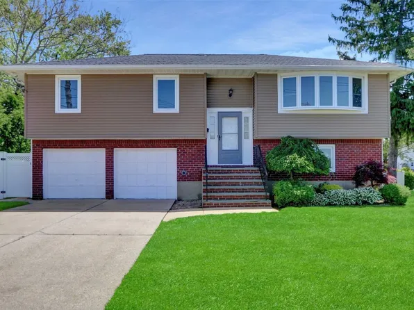 1098 Hicksville Road, Massapequa, NY 11758