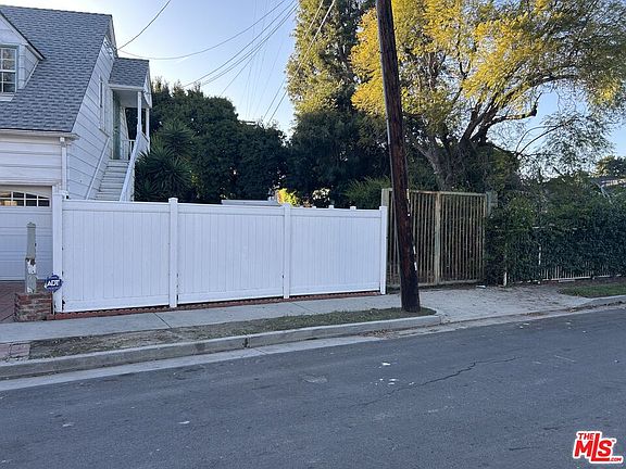 3rd image of 12217 Menlo Ave