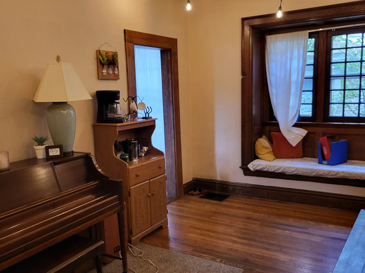 5 bed, 1.5 bath, 1948 sqft, $3,500 — Photo 3