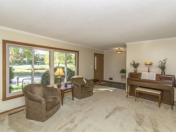 4th image of 325 Runge Ln