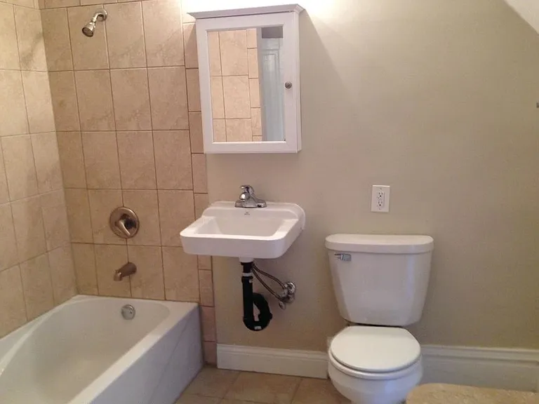 2211 Queen Ave N #2 — Photo 5