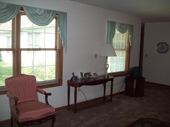 4th image of 106 Carmel Ave W