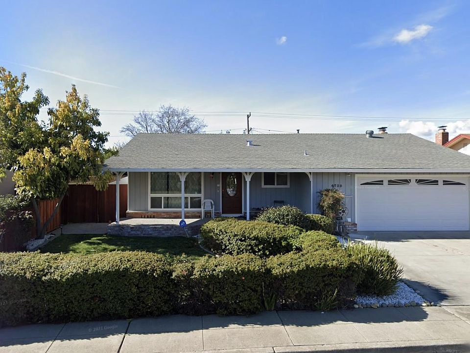 Front yard with big front porch to enjoy your morning tea/coffee with the morning sunlight.