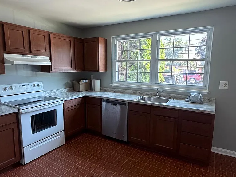 8108 Sandy Spring Rd — Photo 3