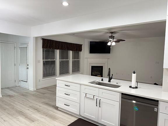 Kitchen (Remodeled 2023) looking into the family room