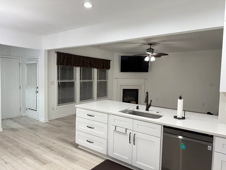 Kitchen (Remodeled 2023) looking into the family room
