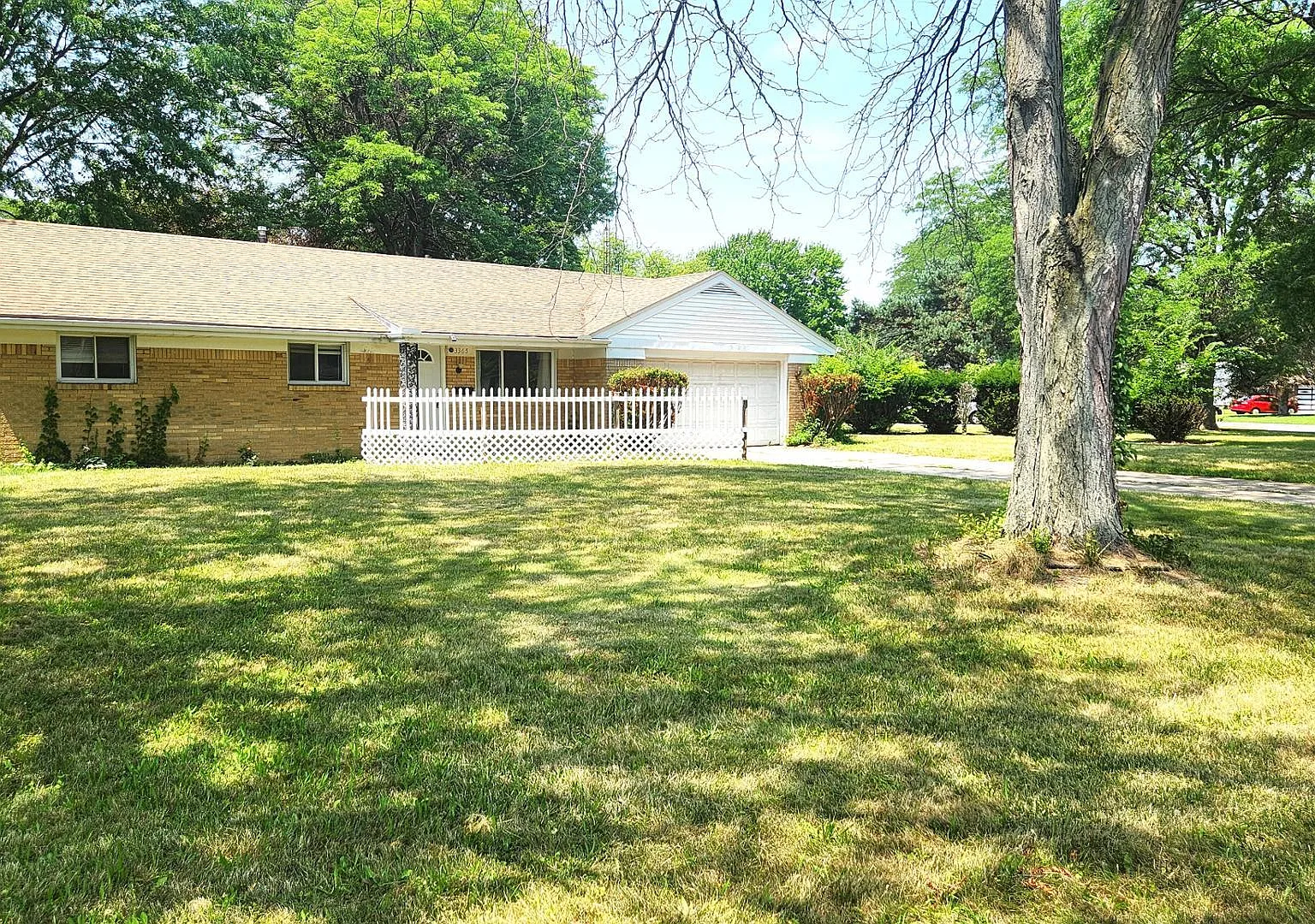 3 bed, 1.5 bath, 1387 sqft, $1,600 — Photo 1