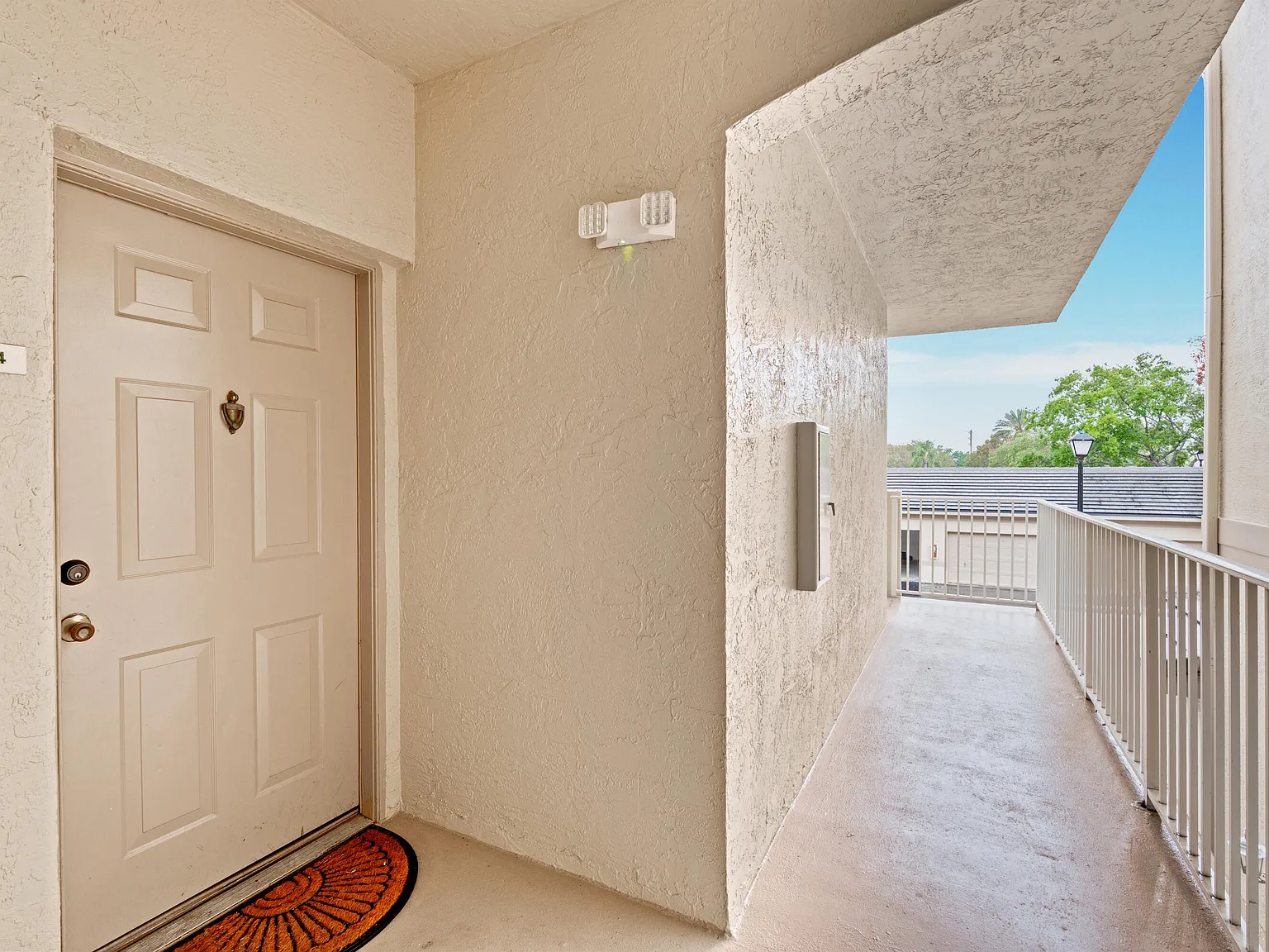 3 bed, 2.0 bath, 1200 sqft, $3,000 — Photo 2