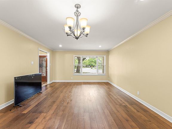 3rd image of 7722 Richmond Ave