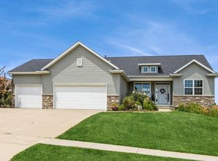 204 Wildrose Dr, Fairfax, IA 52228
