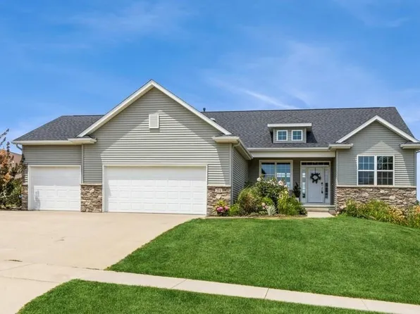 204 Wildrose Dr, Fairfax, IA 52228