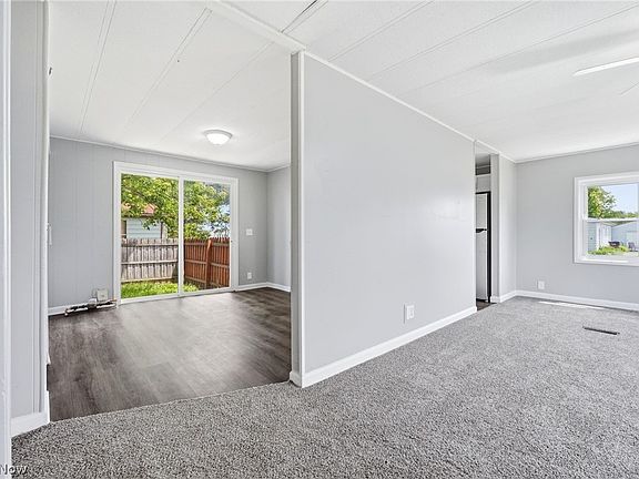 4th image of 490 Arabian Ct