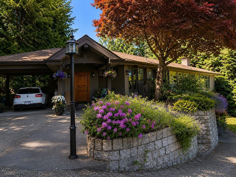 2nd image of 785 Anderson Cres
