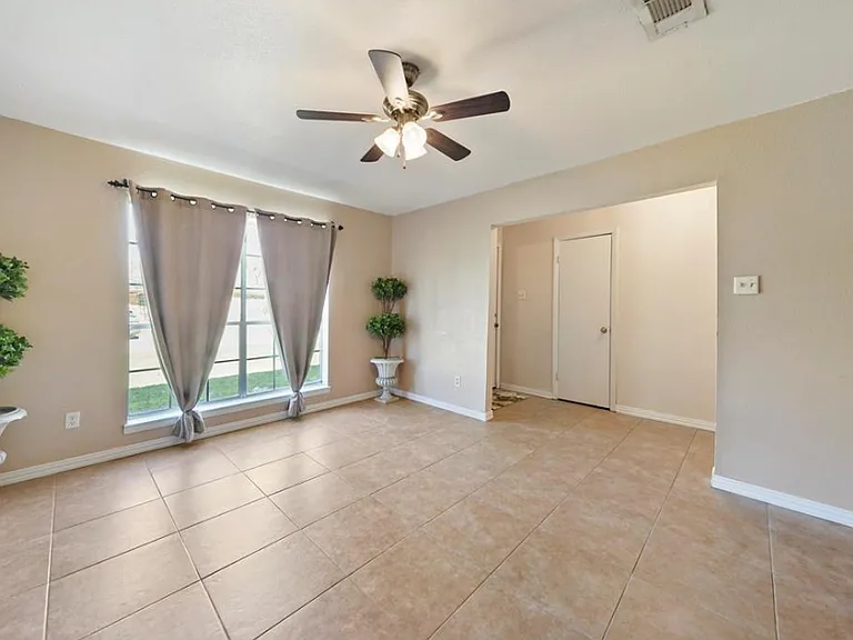 521 Gardenia St — Photo 15
