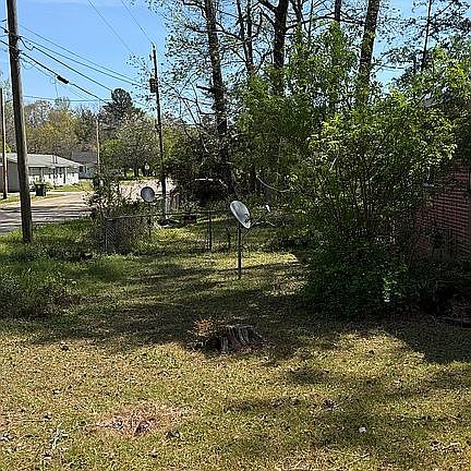 4th image of 301 Broughton Ave