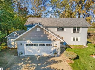 1057 Crown Point Dr, Lake Isabella, MI 48893