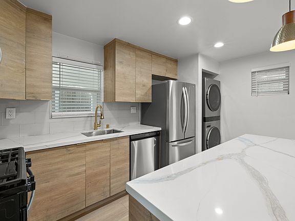 2nd image of 3814 Villa Ter #3812