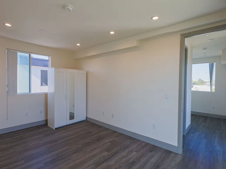 1208 W 25th St — Photo 44