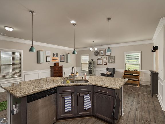 5th image of 102 Arapaho Dr