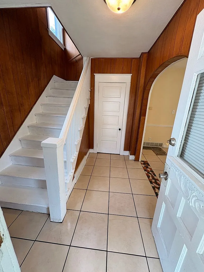 3 Bedroom House with Laundry Hookups — Photo 4
