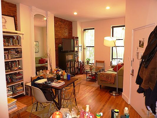 5th image of 376 Park Pl APT 2