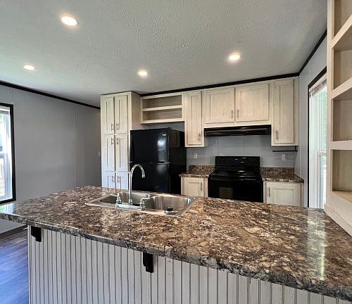 3rd image of 12 Midway Dr