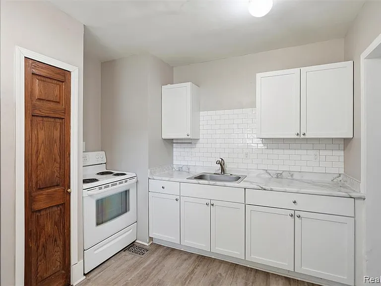 735 E Maxlow Ave — Photo 8