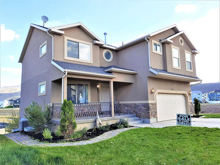 7471 N Addison Ave — Photo 1