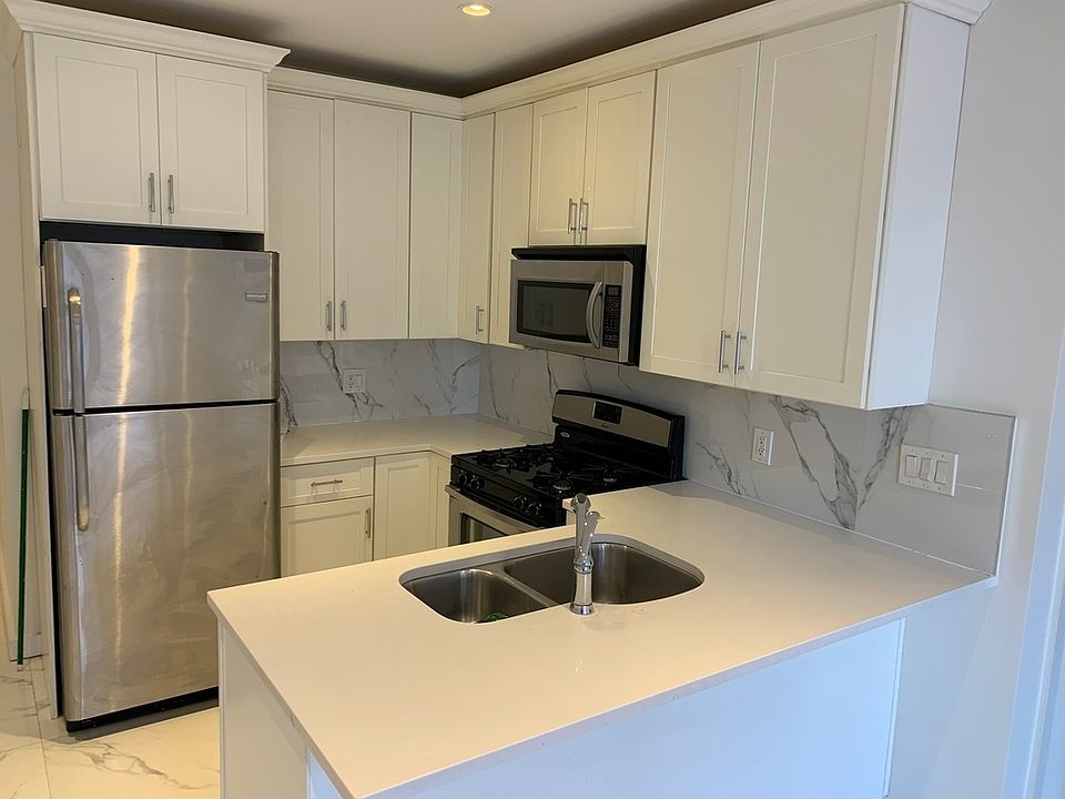 1st image of 18-06 Gateway Blvd #3D