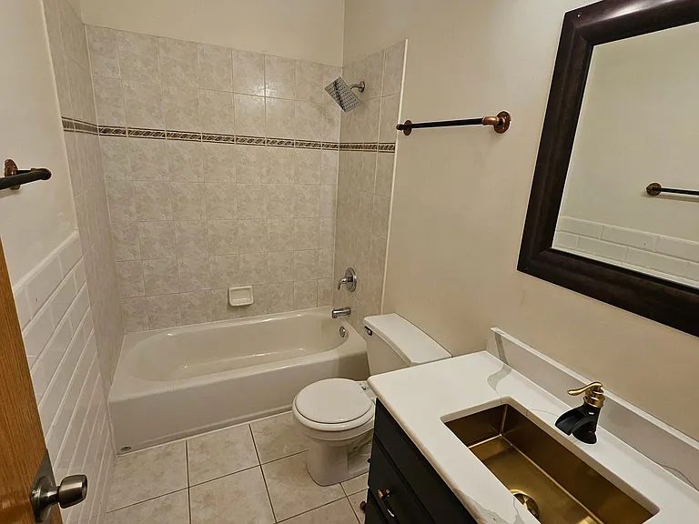 2446 W Arthington St #2 — Photo 17